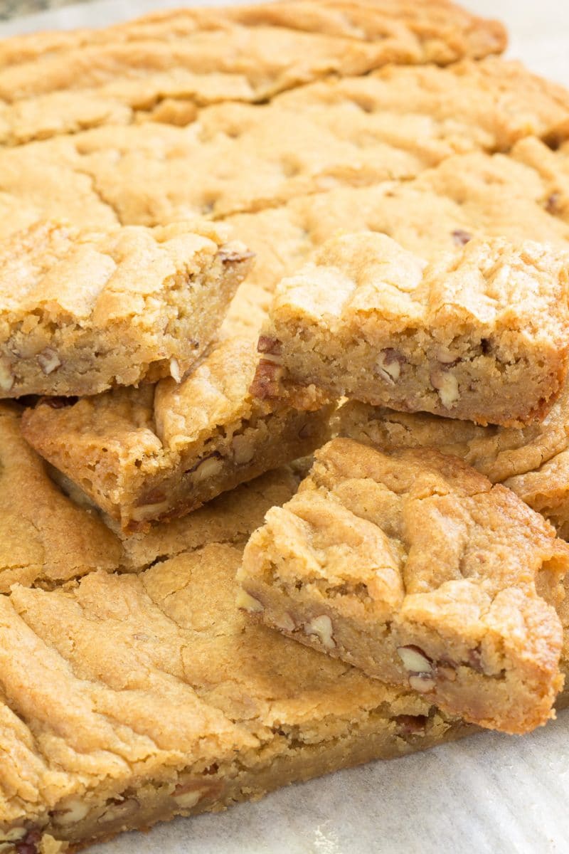 Southern Pecan Chewies, soft and gooey brown sugar blondies loaded with toasted pecans. #recipe #dessert #blondies #pecans