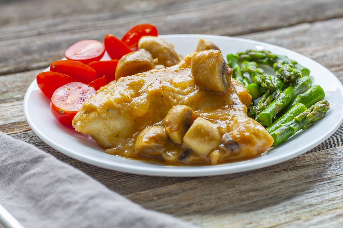 Sideview of Chicken Marsala on a plate