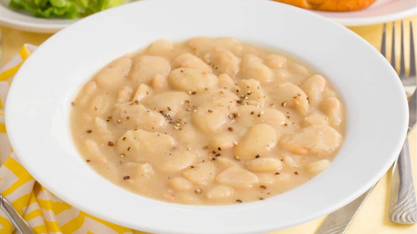 Large lima beans in a bowl
