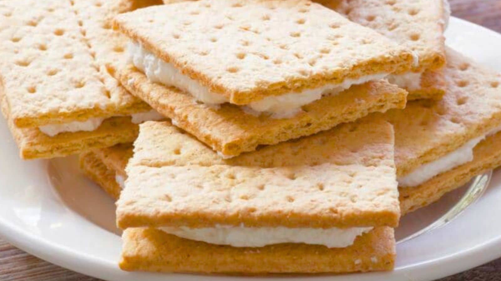 Graham crackers filled with buttercream