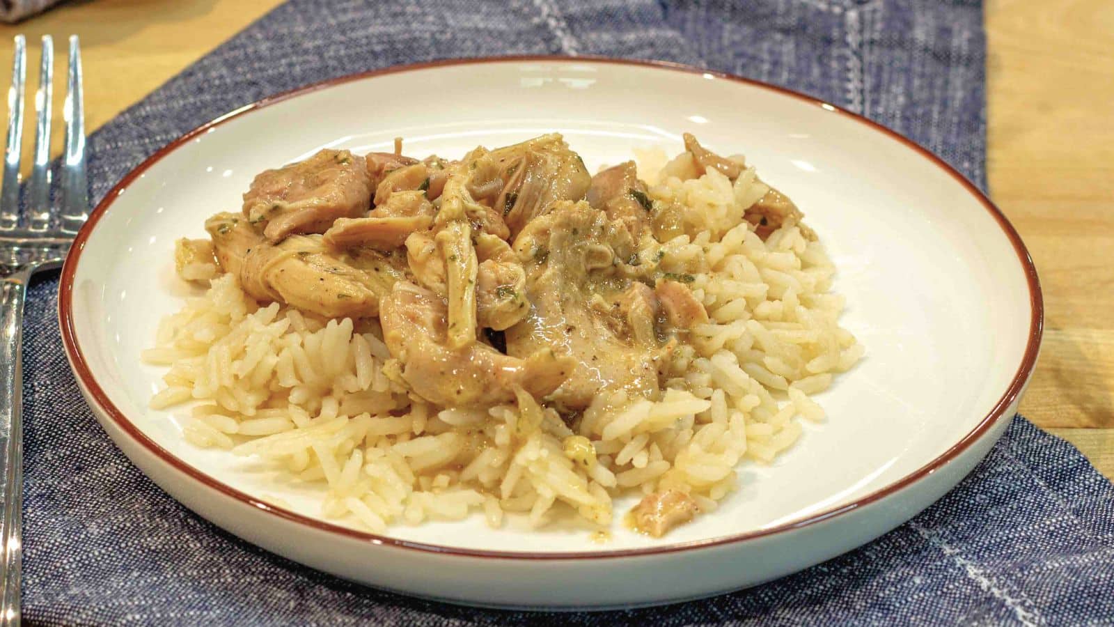 chicken and gravy over rice on a whit eplate