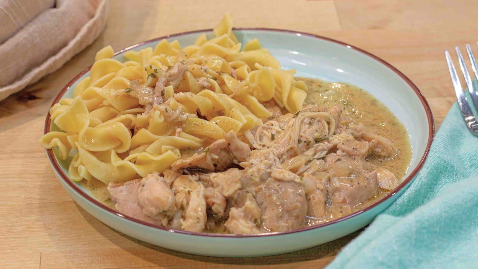 chicken and gravy over noodles